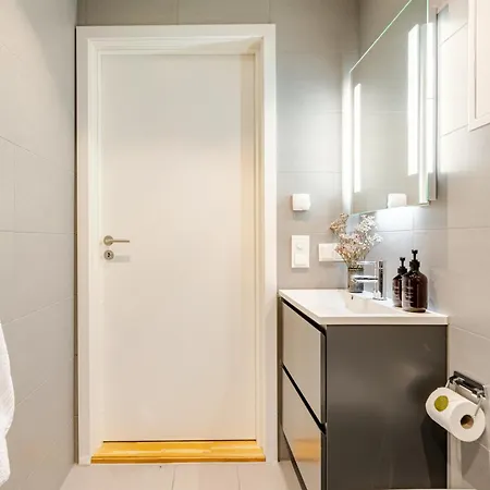Quiet Luxury In The Heart Of דירה *